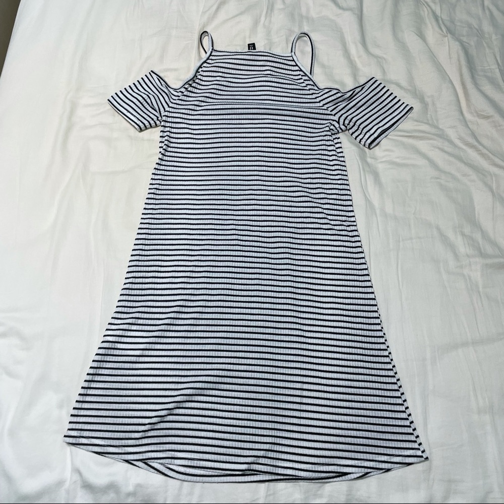 ‼️ BLACK & WHITE STRIPED H&M COLD SHOULDER DRESS - Picture 8 of 11
